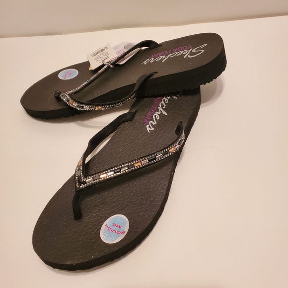 sketchers black flip flops